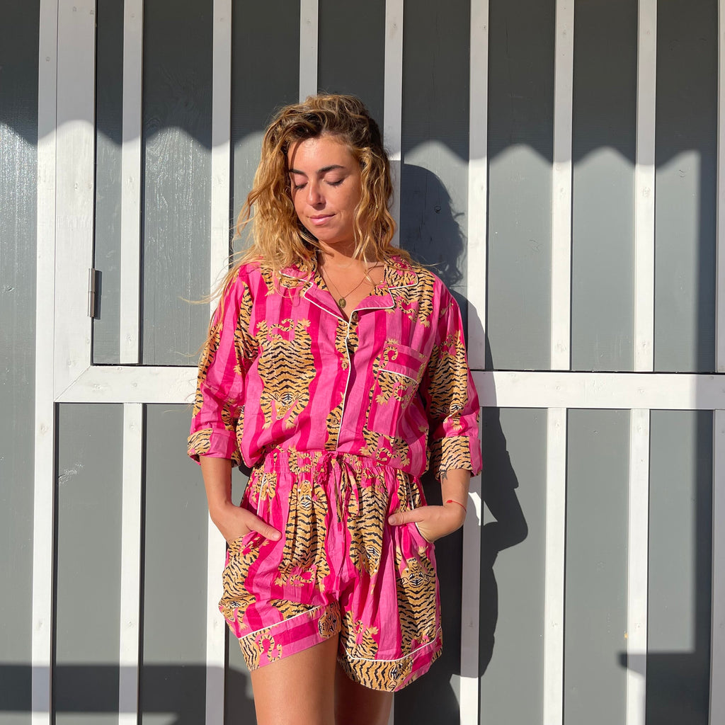 Pyjama coton femme Hari, ensemble chemise avec un short, imprimé artisanal blockprint rayures rose et rose fuschia avec le tigre du bengale, confection en Inde et à la demande
