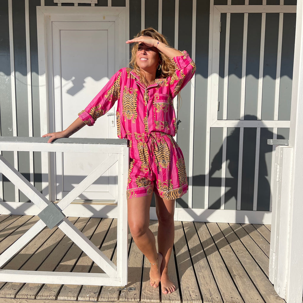 Pyjama coton femme Hari, ensemble chemise avec un short, imprimé artisanal blockprint rayures rose et rose fuschia avec le tigre du bengale, confection en Inde et à la demande