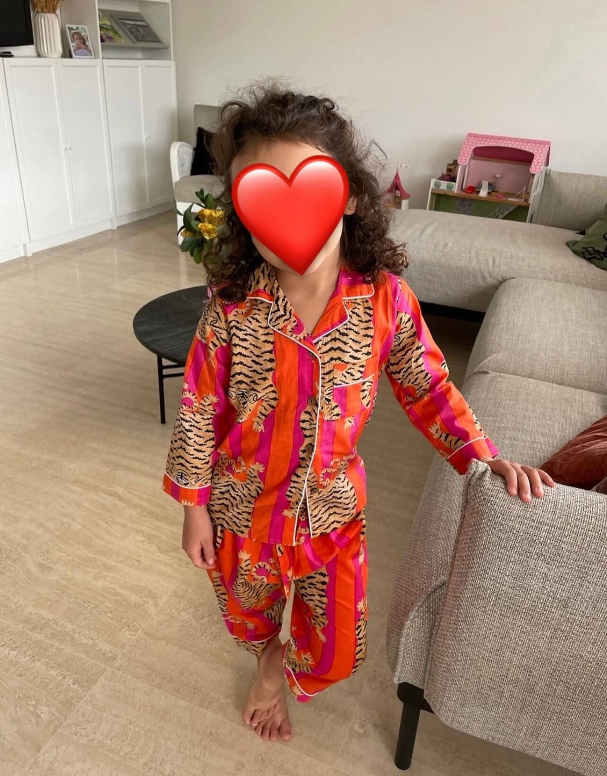 Pyjama coton enfant Hari, ensemble chemise avec un pantalon, imprimé artisanal blockprint rayures orange et rose fuschia avec le tigre du bengale, confection en Inde et à la demande