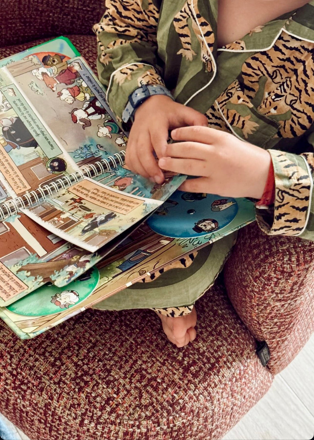 Pyjama coton enfant Hari, ensemble chemise avec un pantalon, imprimé artisanal blockprint rayures vert et vert avec le tigre du bengale, confection en Inde et à la demande