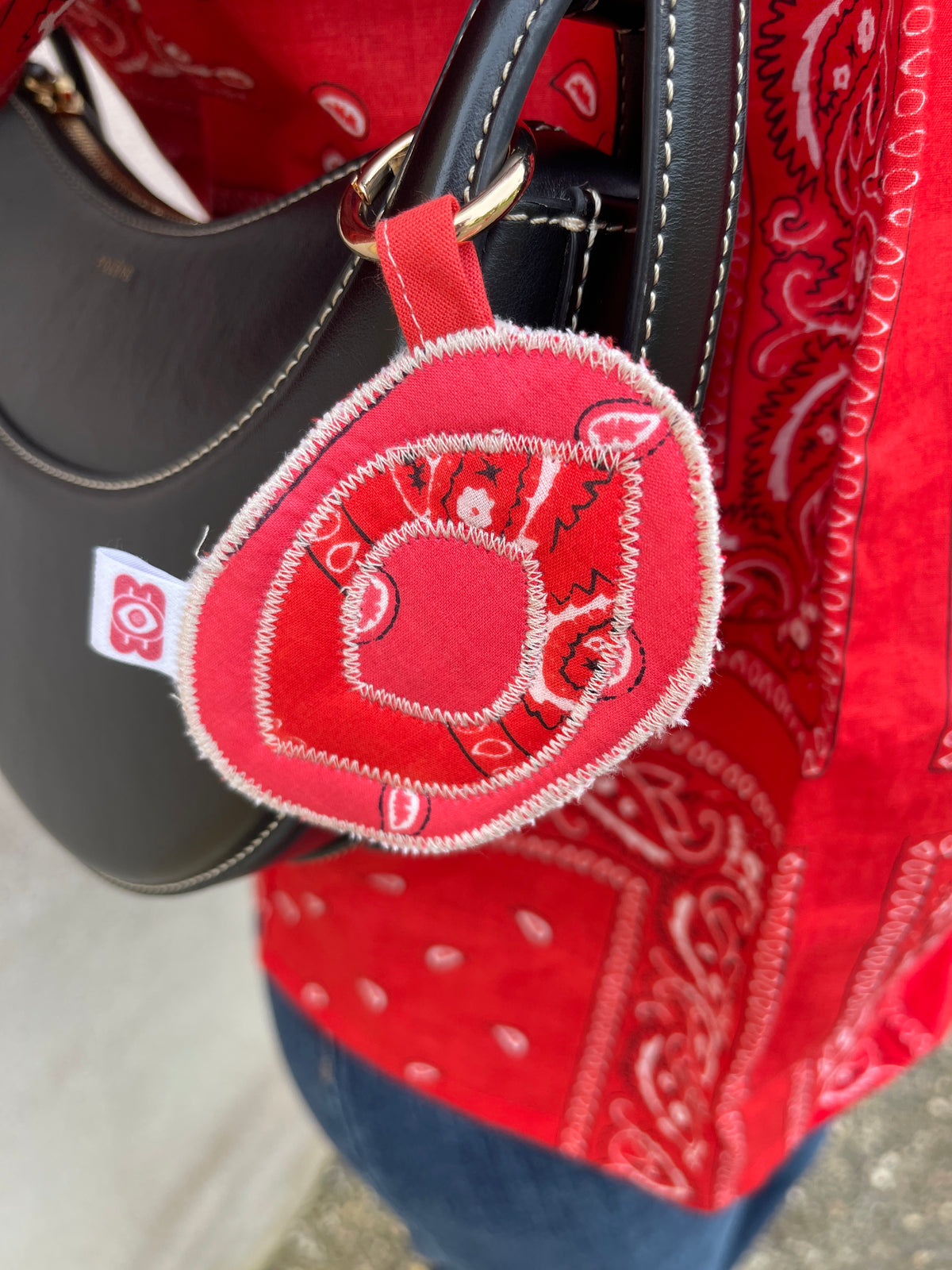 detail-grigri-porte-cle-bandana-rouge-et-bandana-rose-personnalisable-omi-confection-francaise-block-print-indien