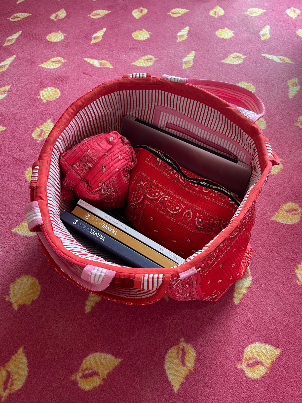 interieur-maxi-cabas-reversible-ravi-imprime-bandana-rose-et-bandana-rouge-collection-bandana-bloom-coton-matelasse-block-print-confection-francaise