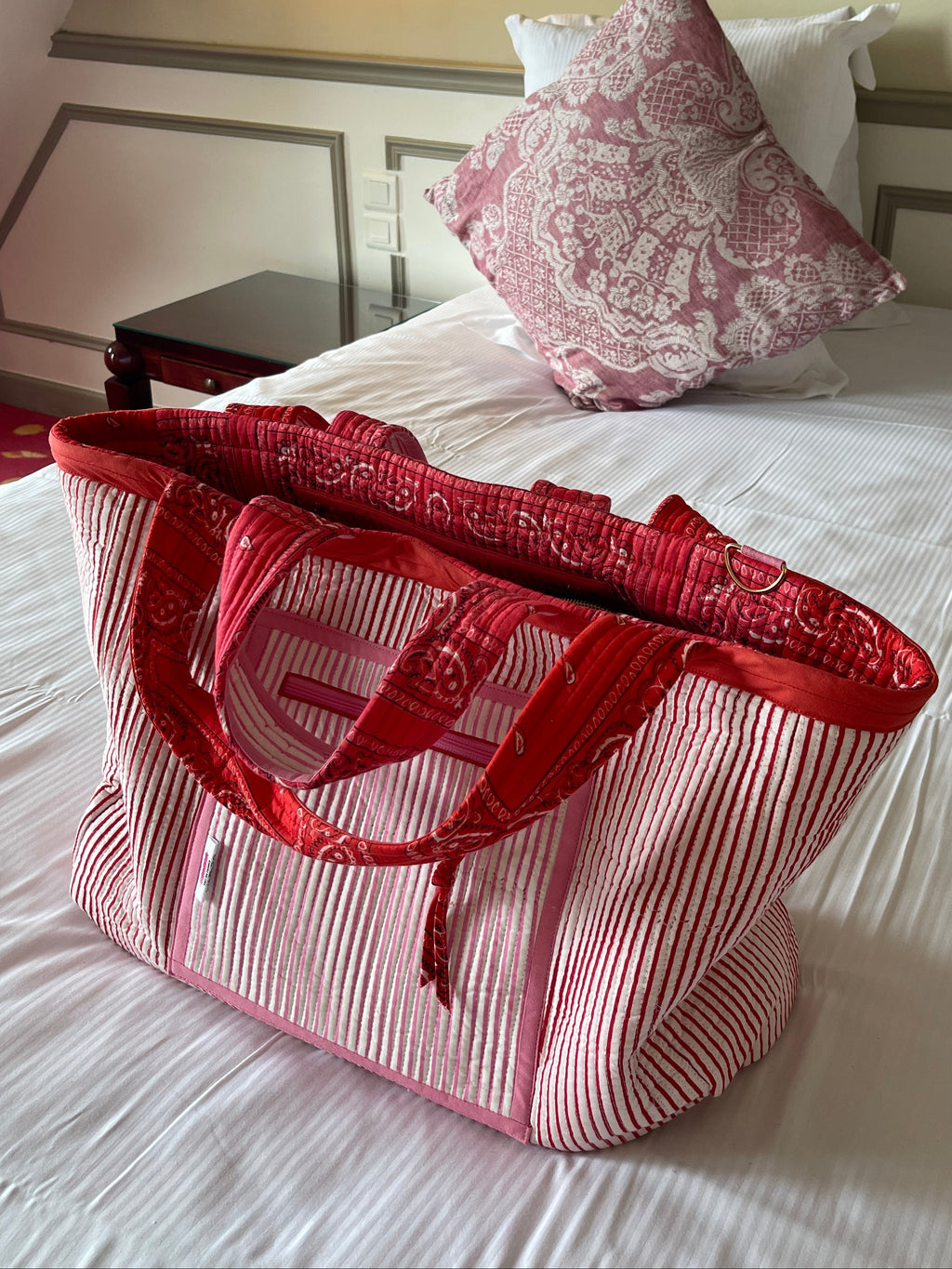 interieur-maxi-cabas-reversible-ravi-imprime-rayures-rouges-et-roses-exterieur-bandana-rose-et-bandana-rouge-collection-bandana-bloom-coton-matelasse-block-print-confection-francaise