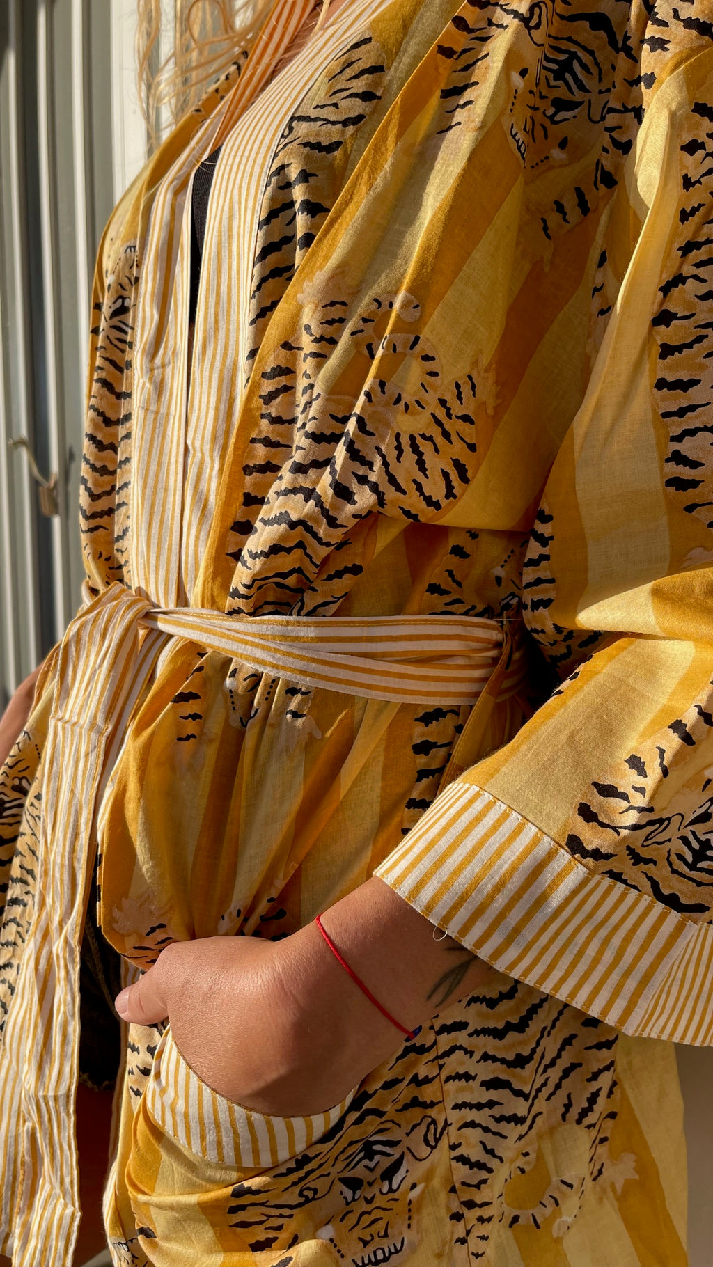 Détail ceinture et poche, kimono Indra court, coloris jaune et jaune doré, fabriqué à la demande en Inde par la technique ancestrale du blockprint