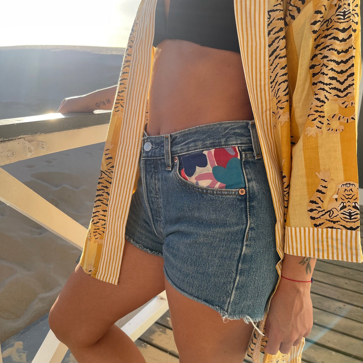 Détail kimono Indra court, coloris jaune et jaune doré, fabriqué à la demande en Inde par la technique ancestrale du blockprint