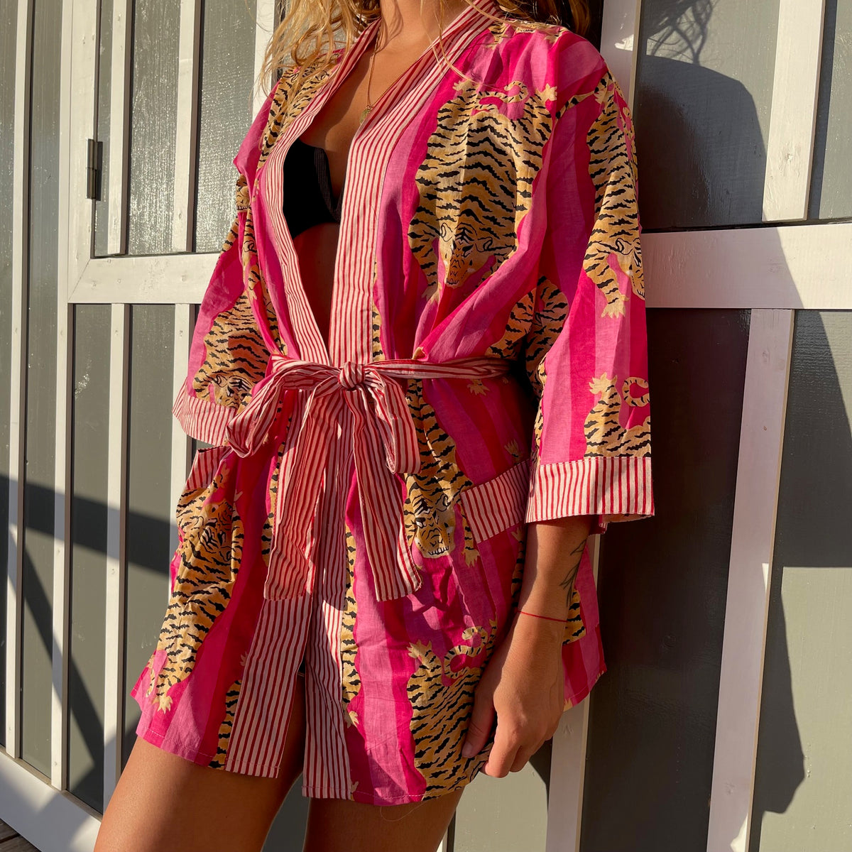 Détails ceinture et poches du kimono Indra court, coloris rose & fuchsia, fait à la demande, confection artisanale et ancestrale, blockprint