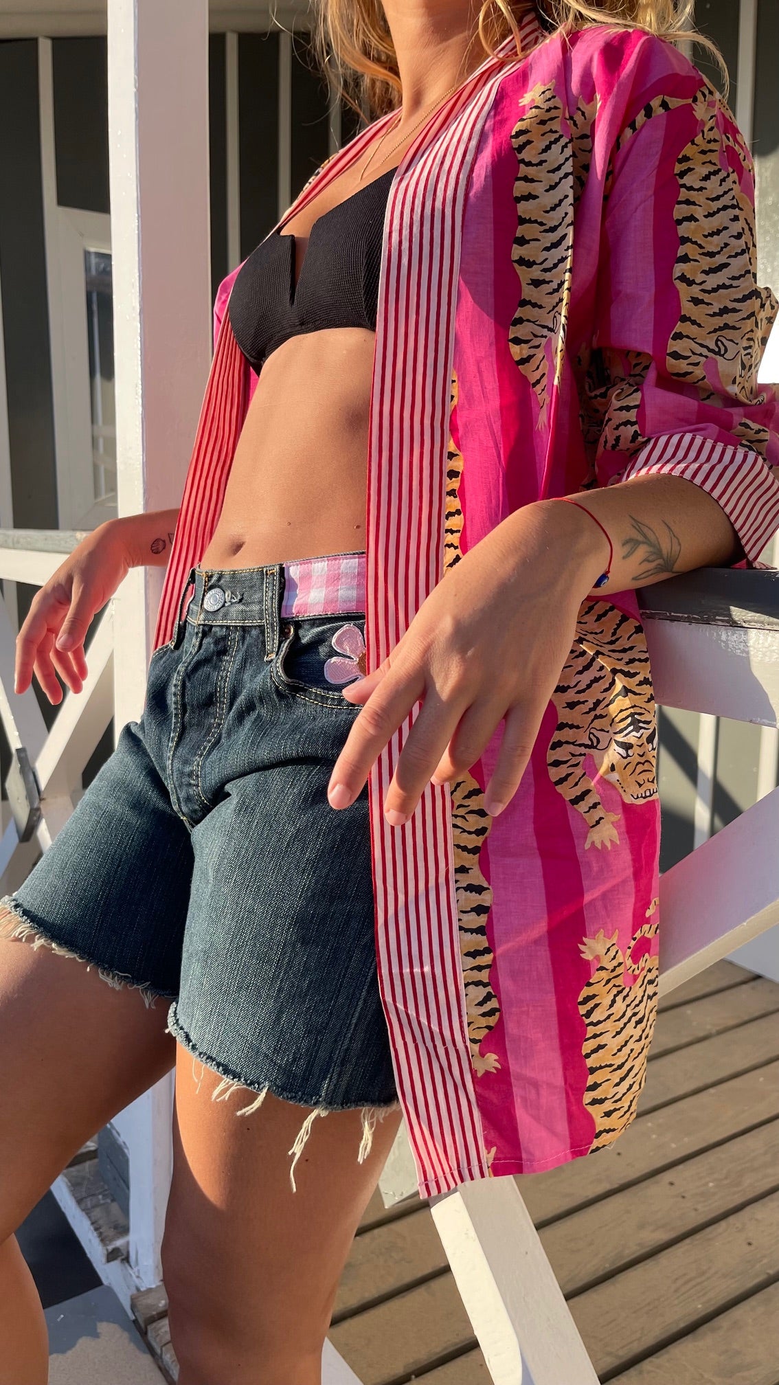 Détails ceinture et poches du kimono Indra court, coloris rose & fuchsia, fait à la demande, confection artisanale et ancestrale, blockprint