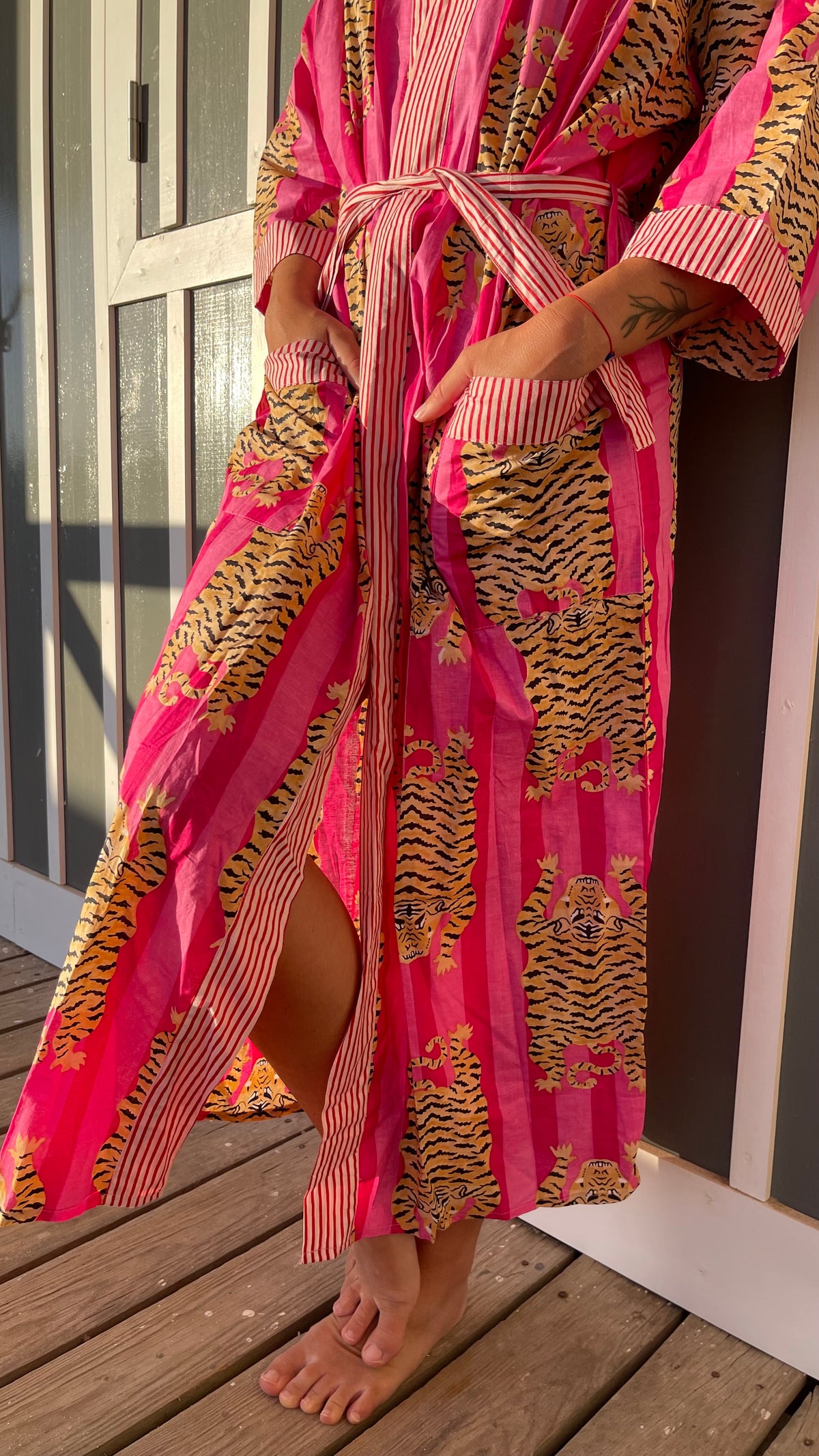 Détails ceinture et poches, kimono long Indra, motif rayure rose & fuchsia avec tigre Bengale, confection à la demande, savoir-faire ancestral blockprint indien