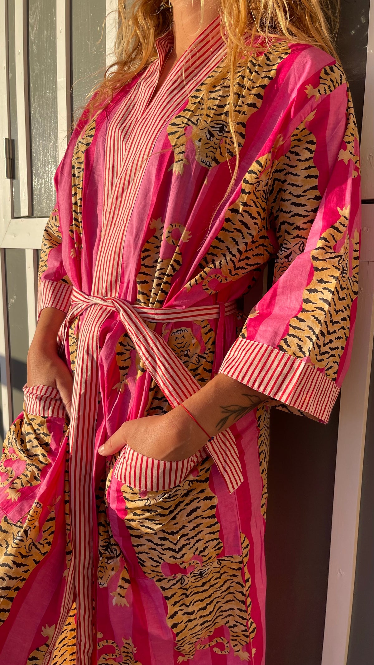 Détails ceinture et poches, kimono long Indra, motif rayure rose & fuchsia avec tigre Bengale, confection à la demande, savoir-faire ancestral blockprint indien