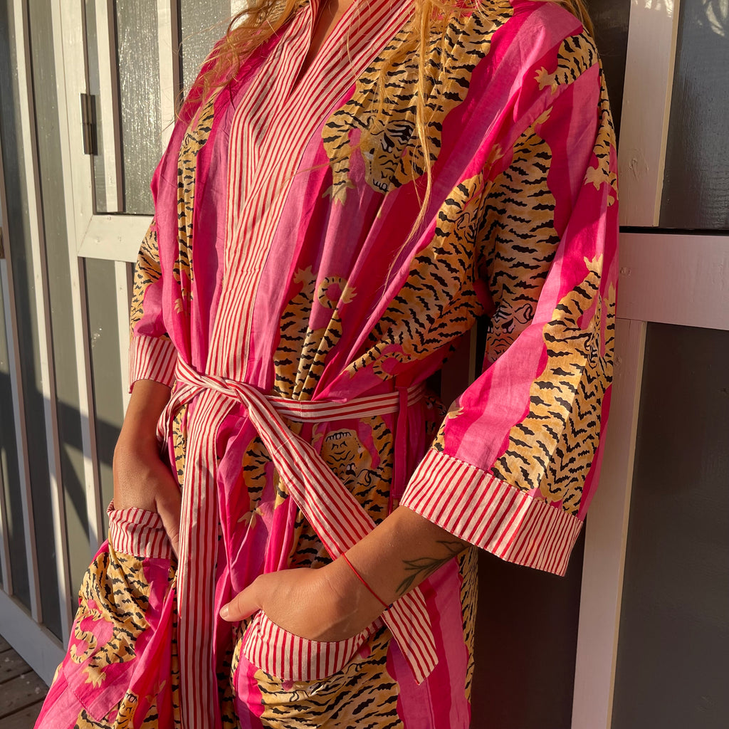 Détails ceinture et poches, kimono long Indra, motif rayure rose & fuchsia avec tigre Bengale, savoir-faire ancestral blockprint indien, confection à la demande