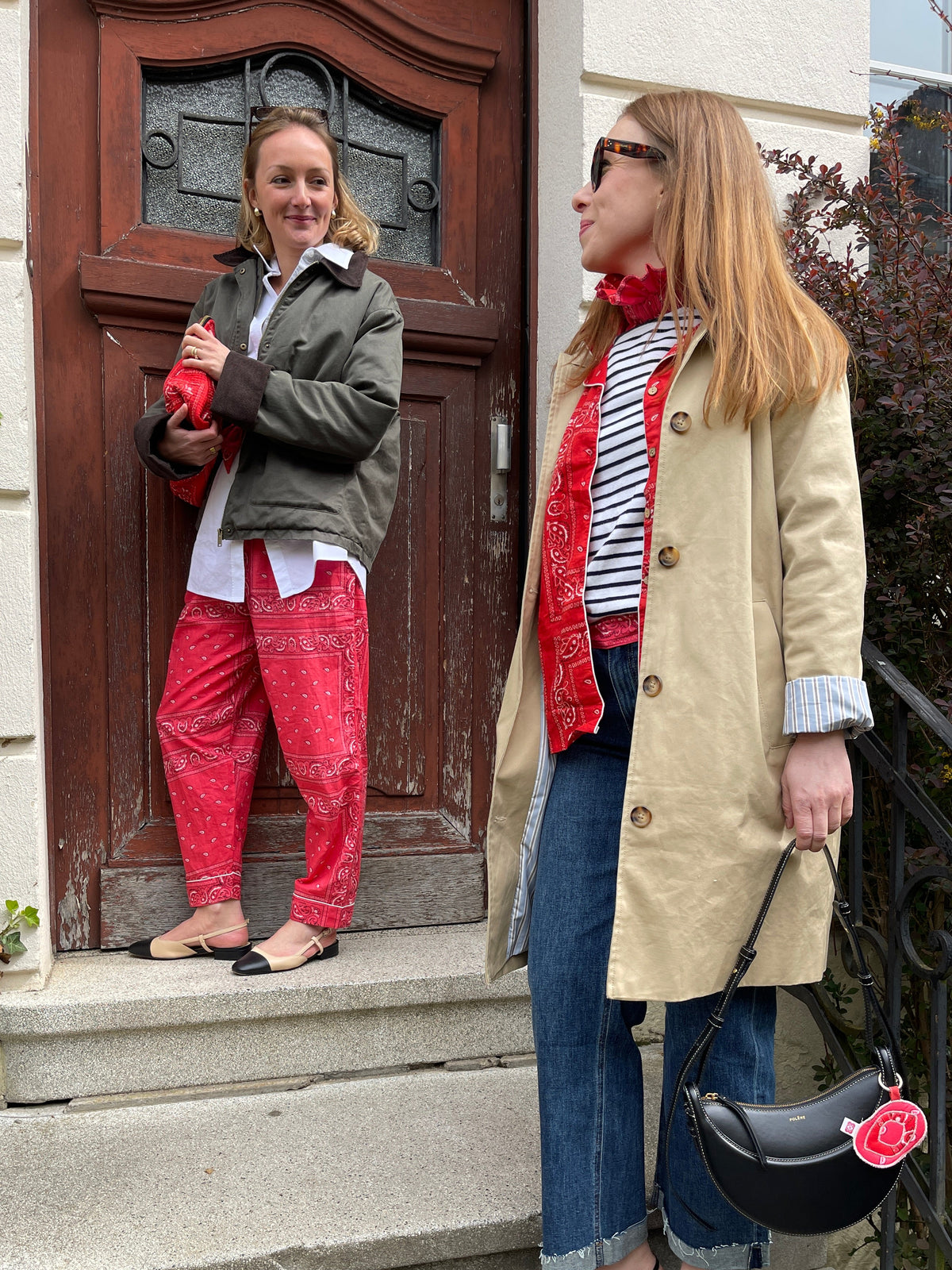 pantalon-bandana-rose-et-chemise-bandana-rouge-de-l-ensemble-pyjama-hari-coton-collection-bandana-bloom
