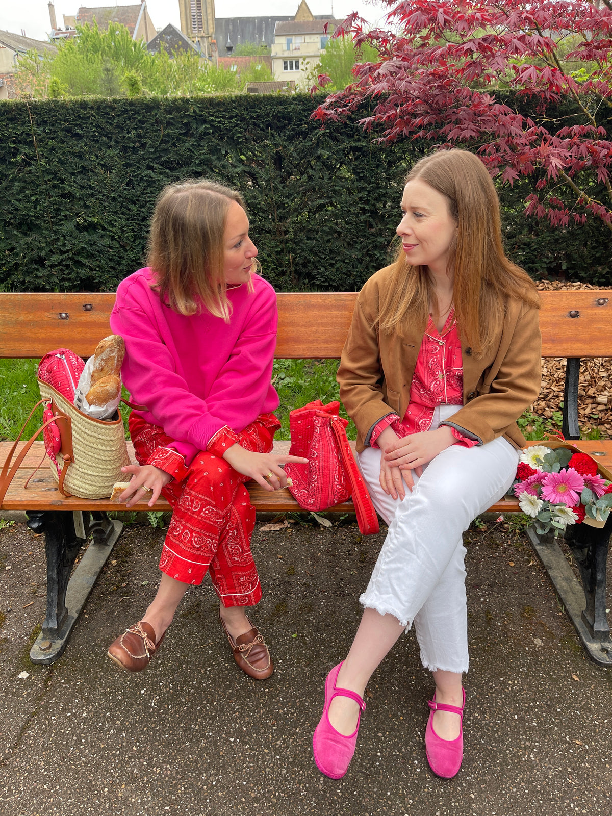 pantalon-bandana-rouge-et-chemise-bandana-rose-de-l-ensemble-pyjama-hari-coton-collection-bandana-bloom