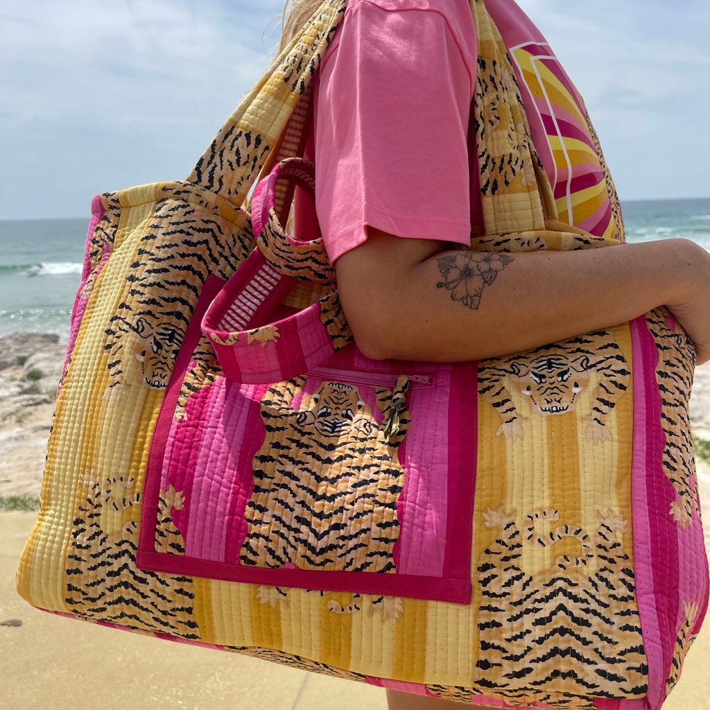 détail maxi cabas Ravi matelassé et réversible jaune et rose fuschia, fond déperlant, poches zippées, blockprint Inde, confection française