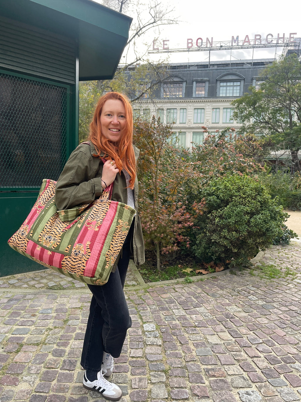 Maxi cabas Ravi matelassé et réversible, fond déperlant, poches zippées, deux tailles de anses, blockprint Inde, confection française à la demande