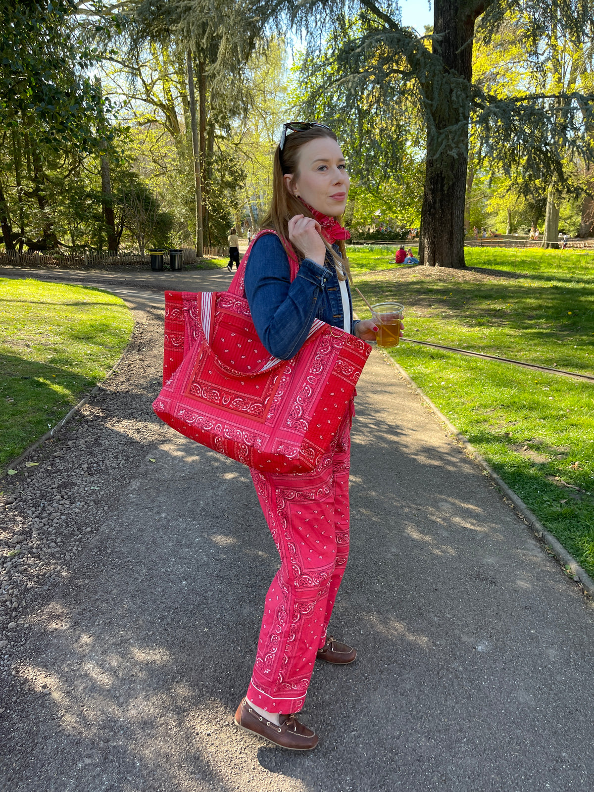 maxi-cabas-reversible-ravi-exterieur-imprime-bandana-rose-et-bandana-rouge-avec-grande-poche-zippee-et-interieur-imprime-rayures-rouges-et-roses-collection-bandana-bloom-coton-matelasse-block-print-confection-francaise