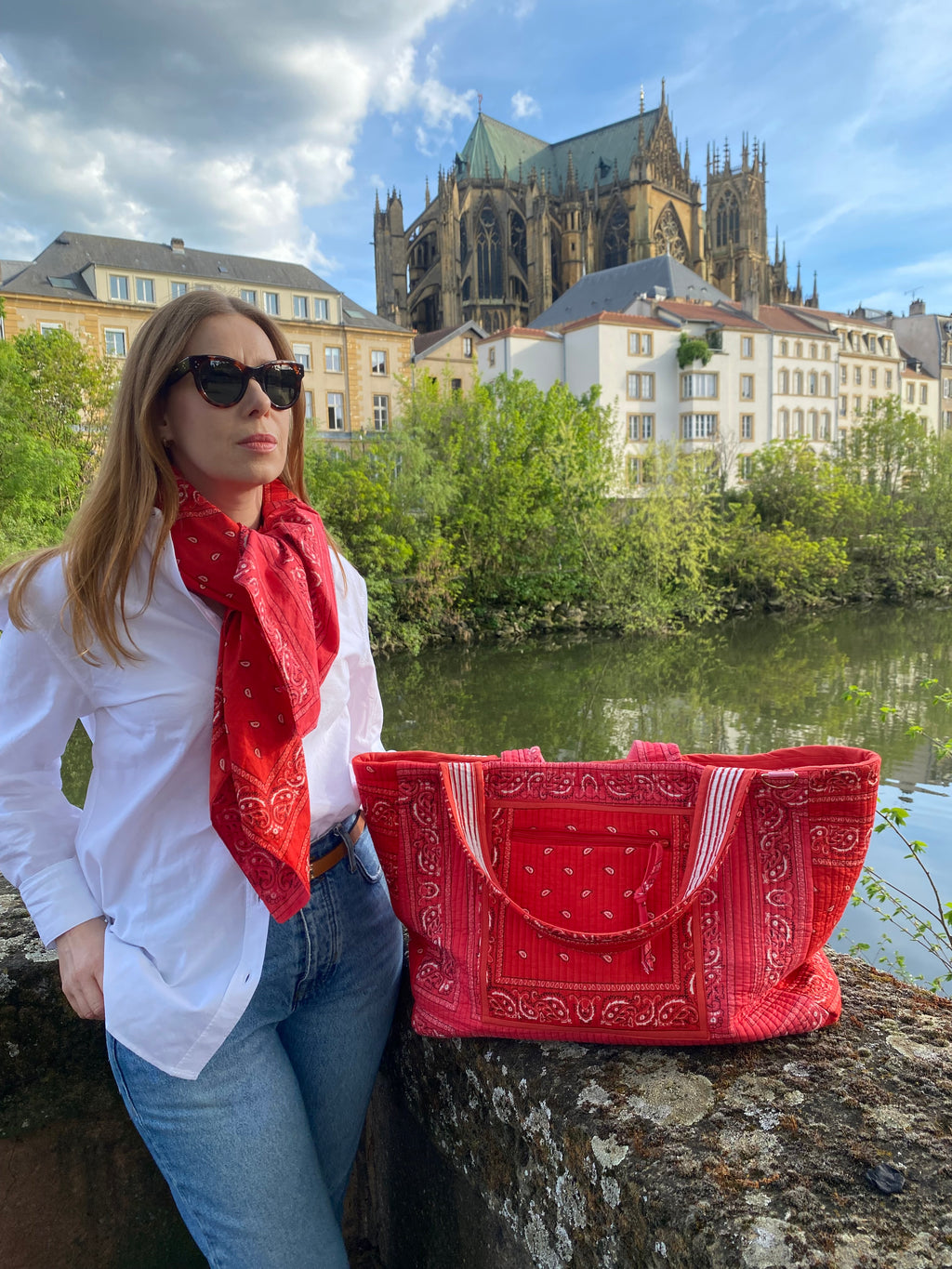 maxi-cabas-reversible-ravi-exterieur-imprime-bandana-rose-et-bandana-rouge-avec-grande-poche-zippee-et-interieur-imprime-rayures-rouges-et-roses-collection-bandana-bloom-coton-matelasse-block-print-confection-francaise