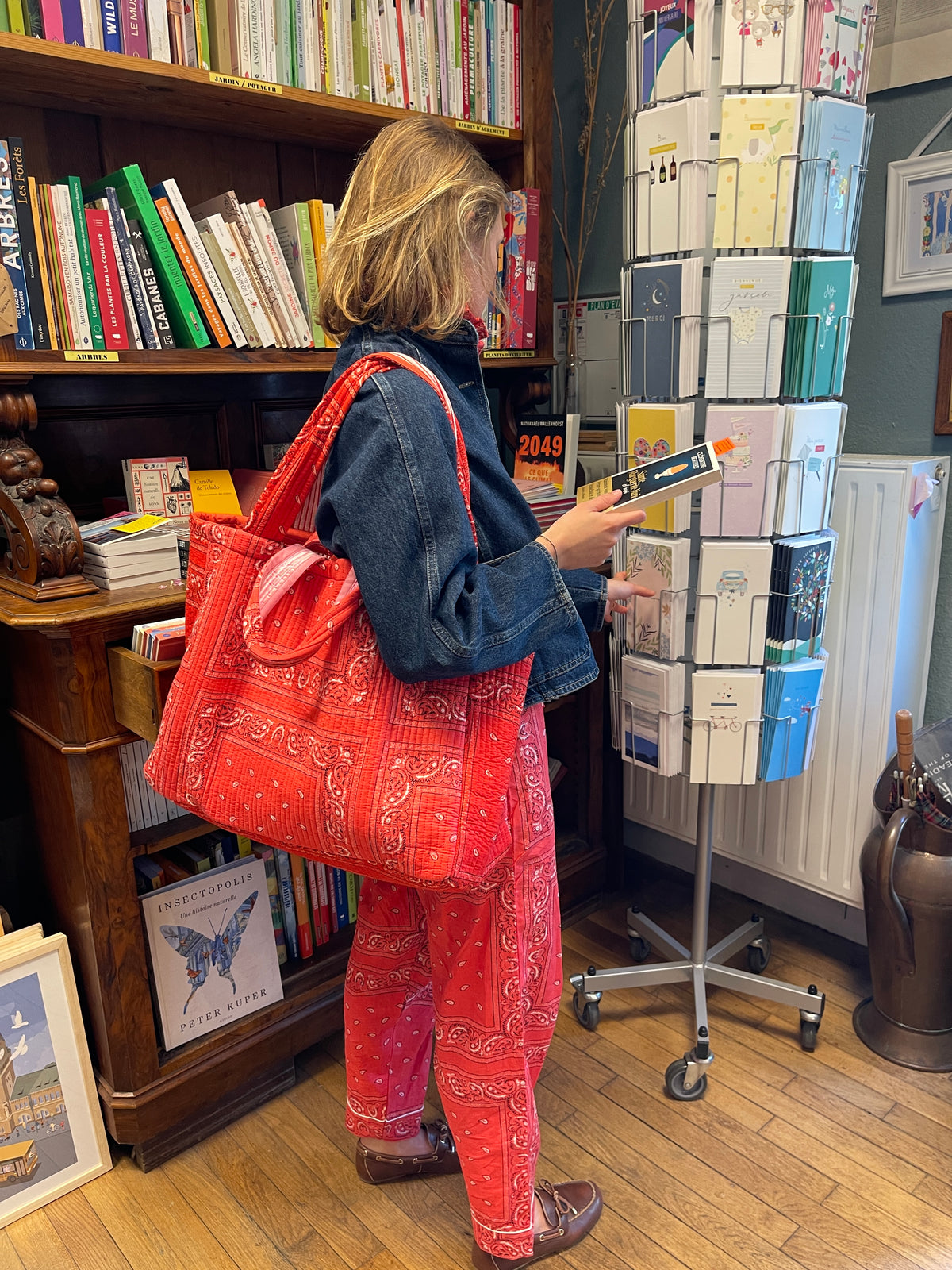 face-dos-du-maxi-cabas-reversible-ravi-exterieur-imprime-bandana-rose-et-bandana-rouge-avec-grande-poche-zippee-et-interieur-imprime-rayures-rouges-et-roses-collection-bandana-bloom-coton-matelasse-block-print-confection-francaise