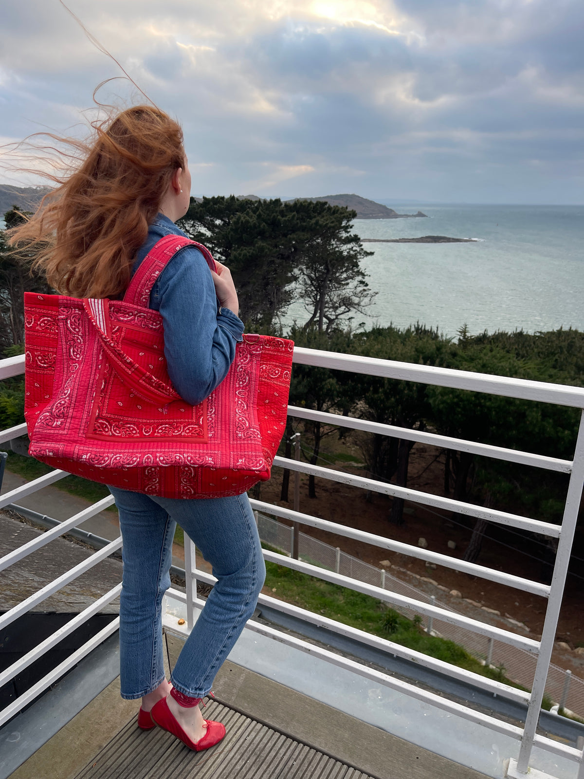 maxi-cabas-reversible-ravi-imprime-bandana-rose-et-bandana-rouge-collection-bandana-bloom-coton-matelasse-block-print-confection-francaise
