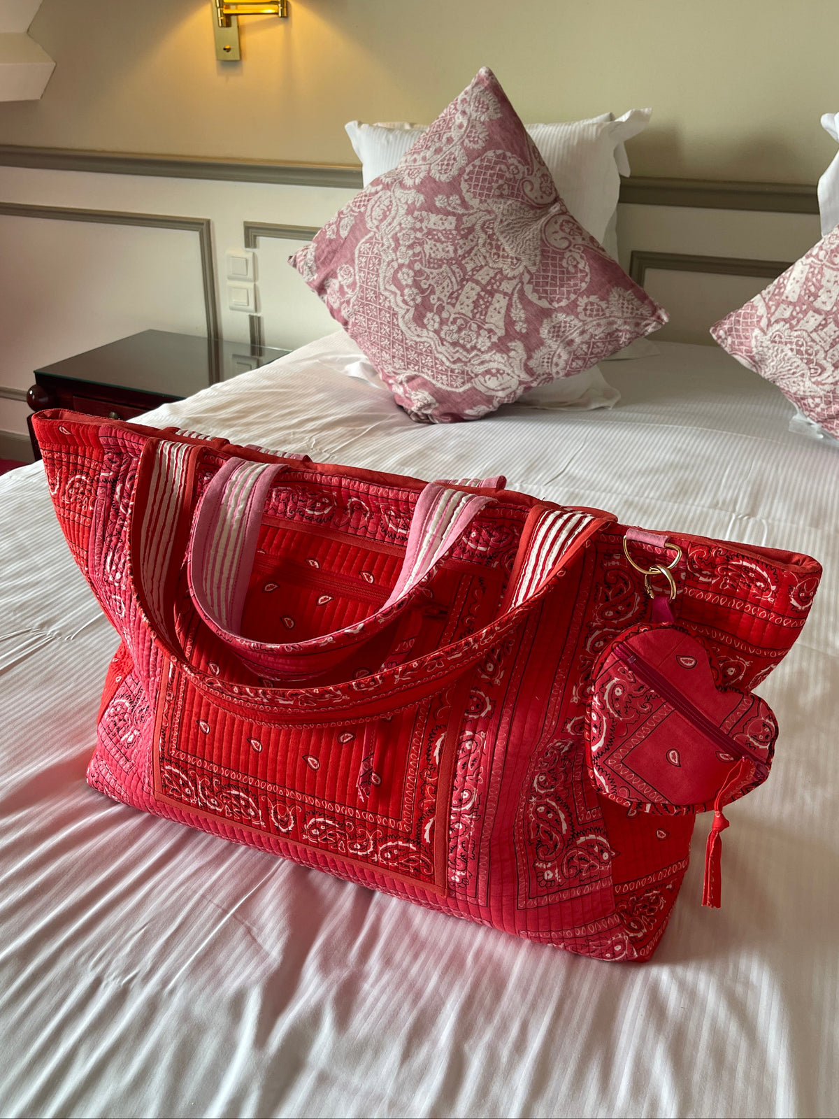maxi-cabas-reversible-ravi-imprime-bandana-rose-et-bandana-rouge-collection-bandana-bloom-coton-matelasse-block-print-confection-francaise