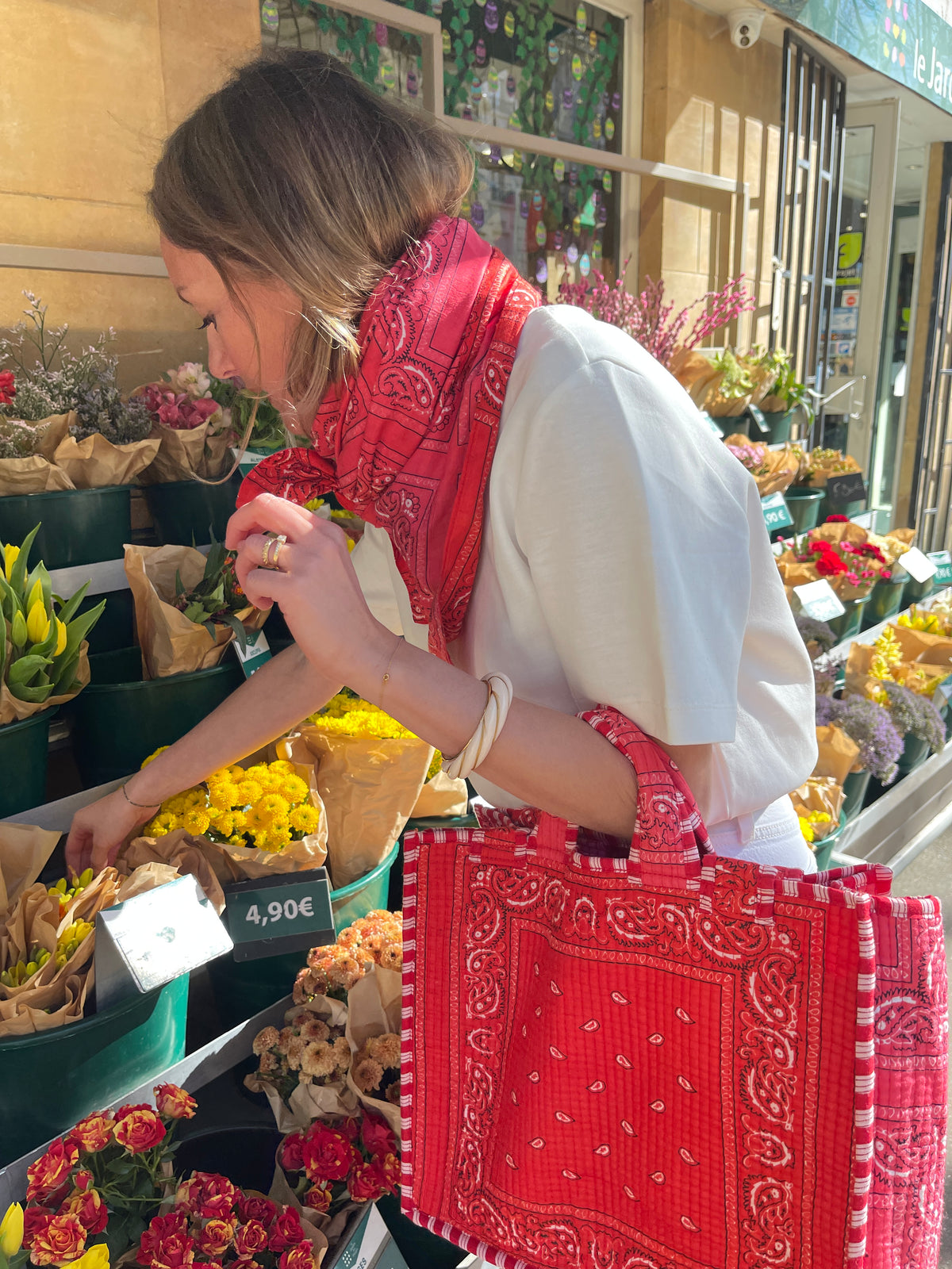 maxi-foulard-personnalisable-et-reversible-imprime-bandana-rose-et-bandana-rouge-mani-collection-bandana-bloom-coton-block-print-indien-confection-francaise