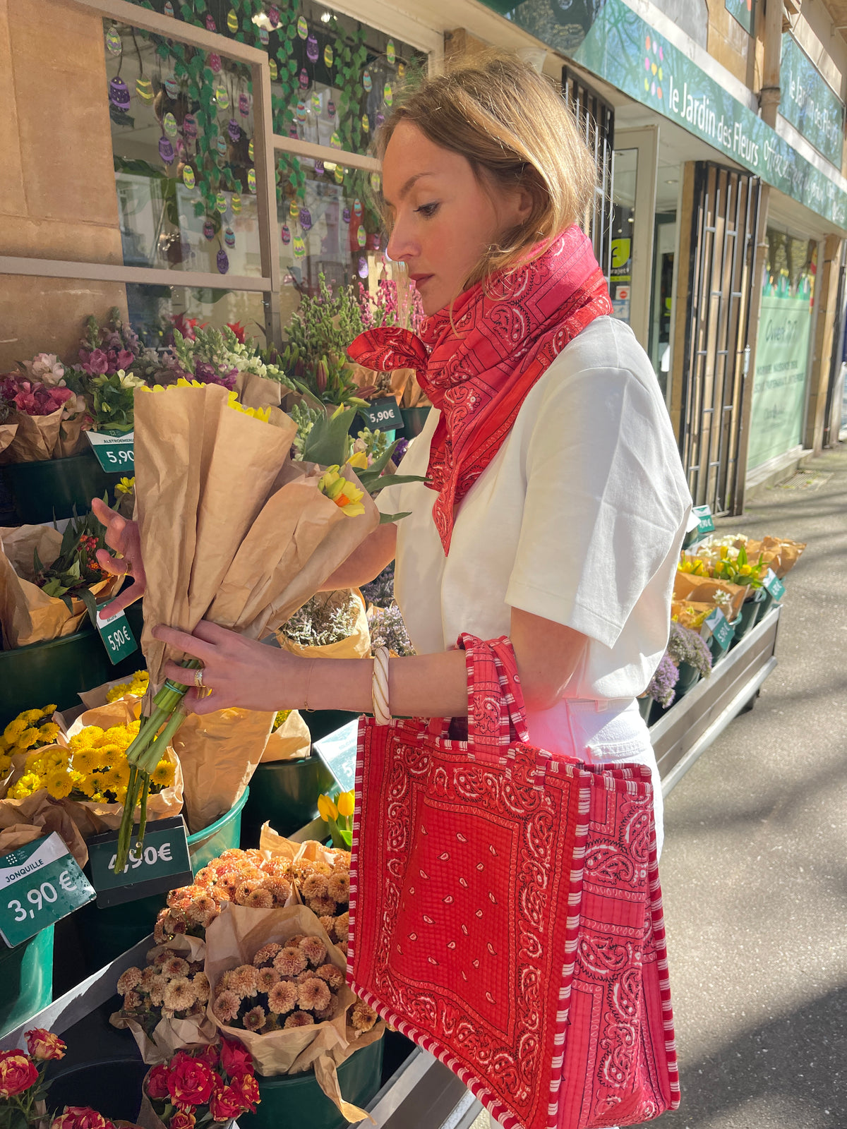maxi-foulard-personnalisable-et-reversible-imprime-bandana-rose-et-bandana-rouge-mani-collection-bandana-bloom-coton-block-print-indien-confection-francaise