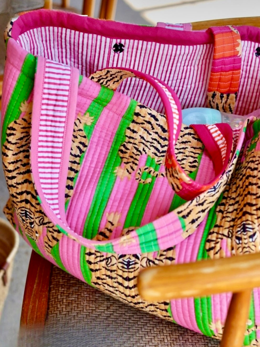 détail maxi cabas Ravi matelassé et réversible, fond déperlant, poches zippées, deux anses de taille différente, blockprint Inde, confection française