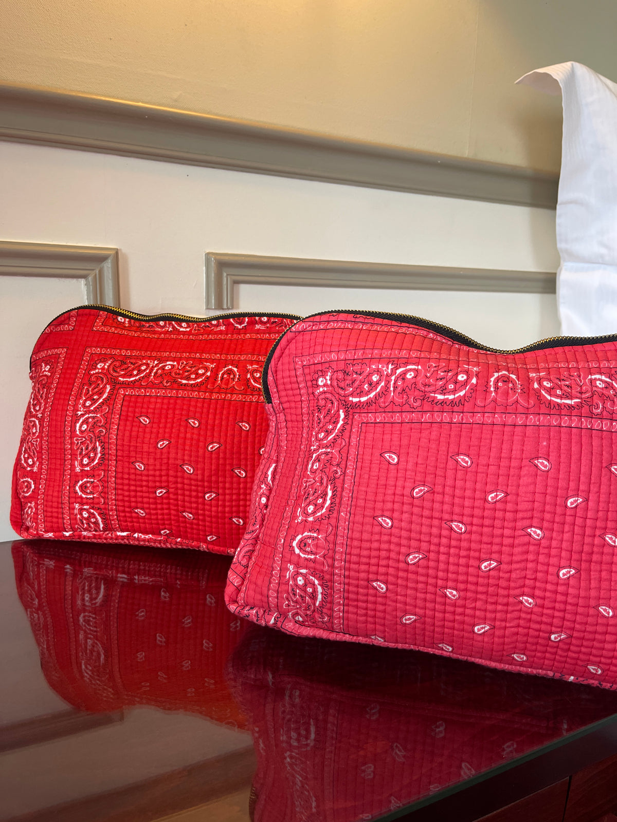 Maxi pochette Meera bandana rose ou rouge – coton matelassé et multifonction
