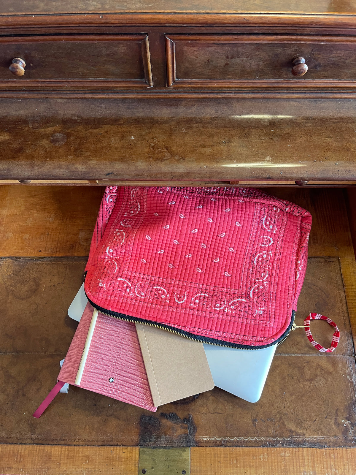 Maxi pochette Meera bandana rose ou rouge – coton matelassé et multifonction