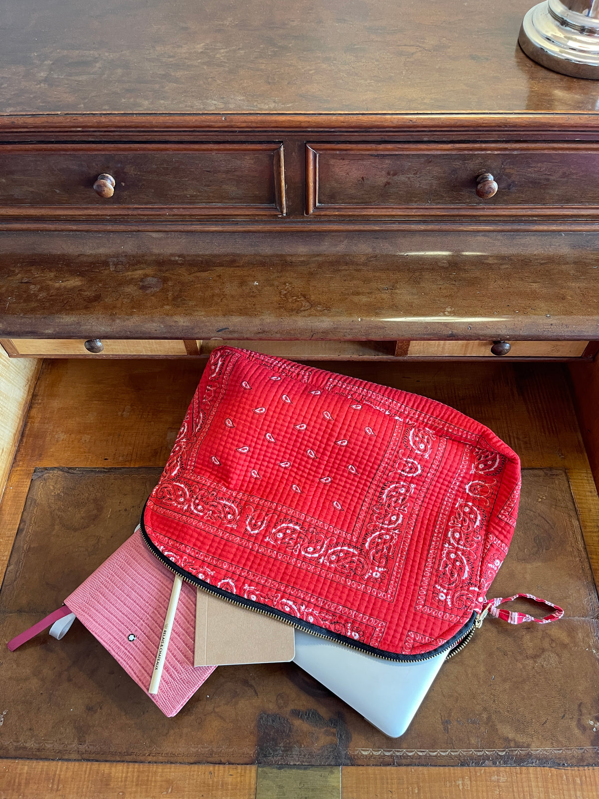 Maxi pochette Meera bandana rose ou rouge – coton matelassé et multifonction