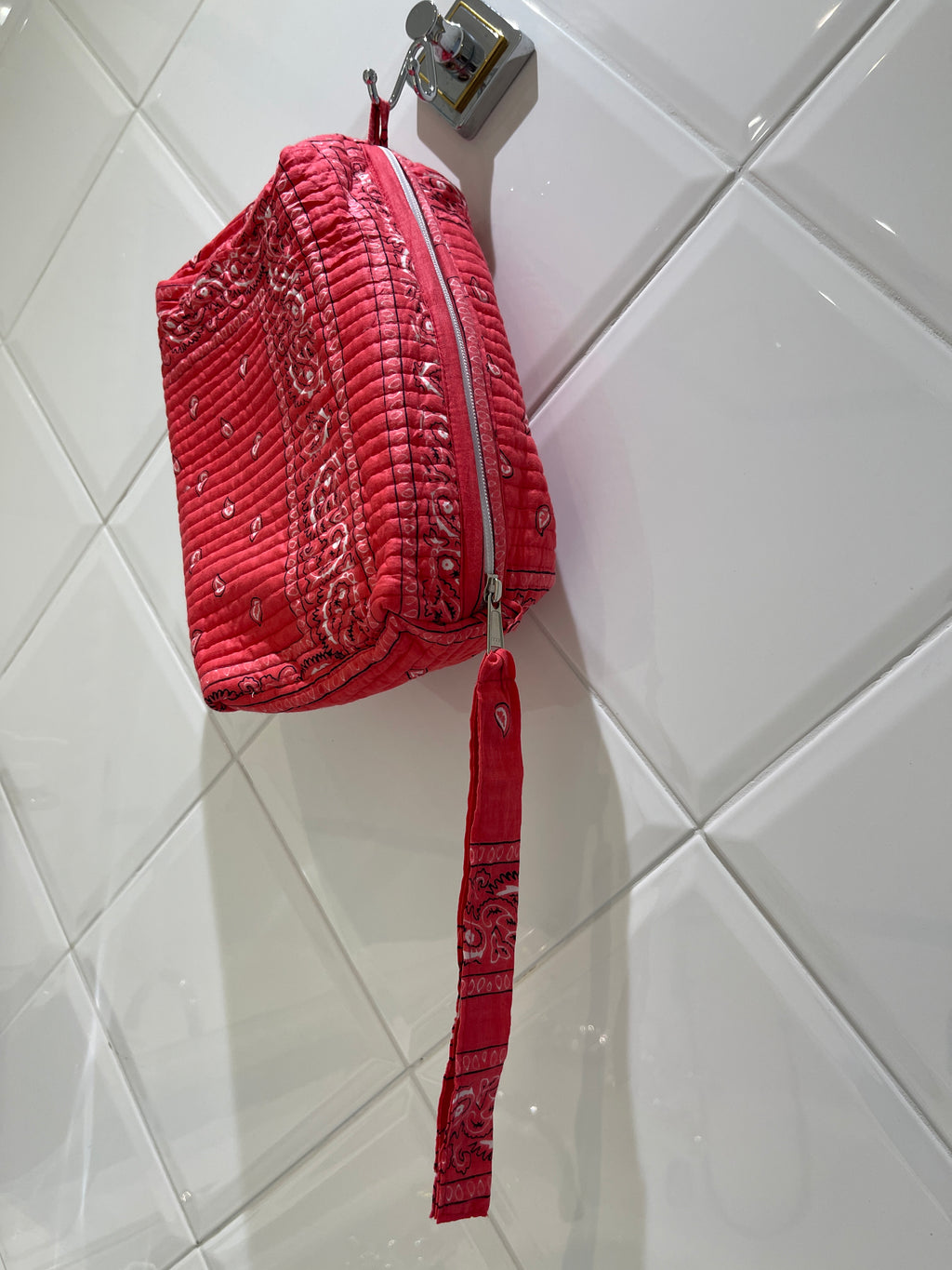 maxi-trousse-de-toilette-impermeablie-uma-imprime-bandana-rose-coton-matelasse-block-print-indien-confection-indien
