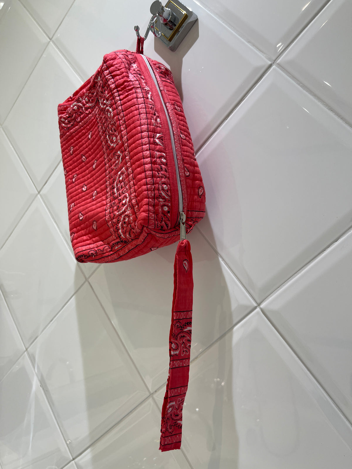 maxi-trousse-de-toilette-impermeablie-uma-imprime-bandana-rose-coton-matelasse-block-print-indien-confection-indien