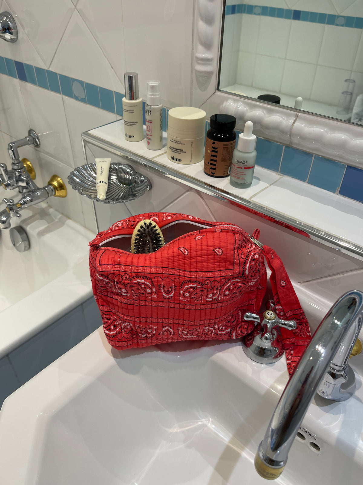 maxi-trousse-de-toilette-impermeablie-uma-imprime-bandana-rose-coton-matelasse-block-print-indien-confection-indien