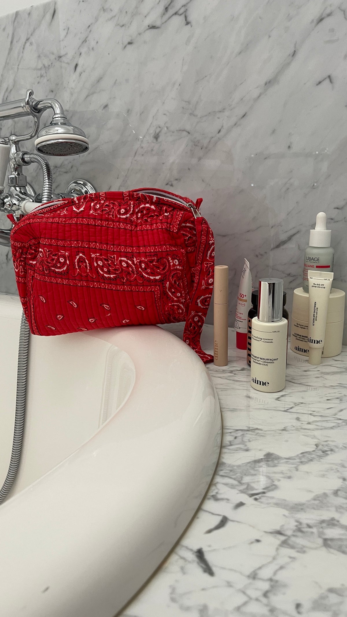 maxi-trousse-de-toilette-impermeablie-uma-imprime-bandana-rouge-coton-matelasse-block-print-indien-confection-indien
