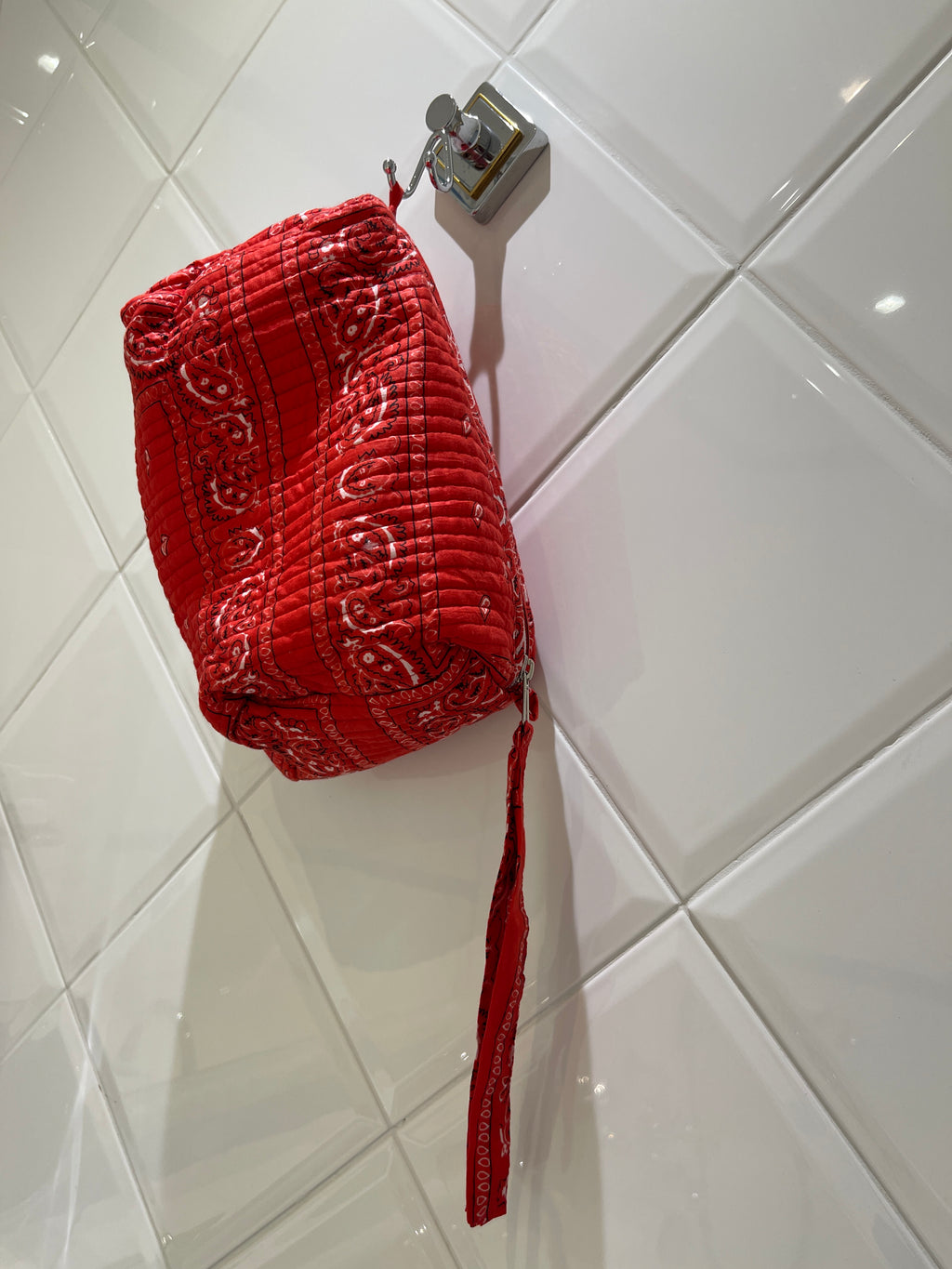 maxi-trousse-de-toilette-impermeablie-uma-imprime-bandana-rouge-coton-matelasse-block-print-indien-confection-indien