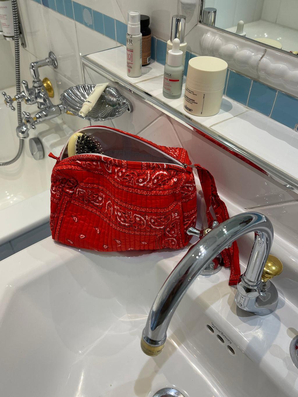 maxi-trousse-de-toilette-impermeablie-uma-imprime-bandana-rouge-coton-matelasse-block-print-indien-confection-indien