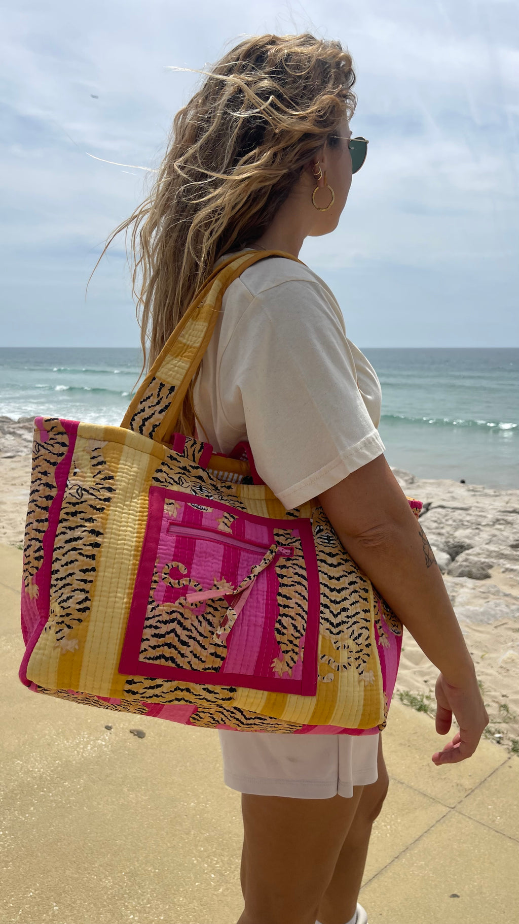 Détail anses longues et courtes, fermeture 3 boutons-pression et deux poches zippées – cabas Ravi réversible et matelassé fait en France