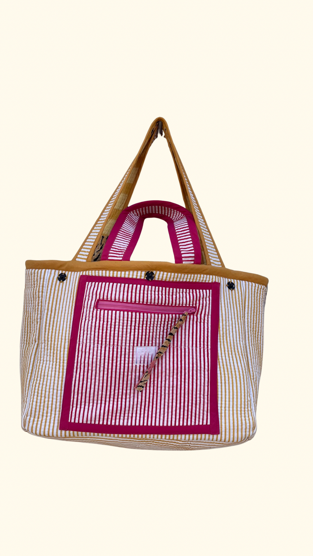 Moyen cabas Ravi, matelassé et réversible, fond déperlant et 3 boutons pression, vue intérieure : poche zippée 23 cm, tissu blockprint imprimé à la main en Inde et confection en France à la demande