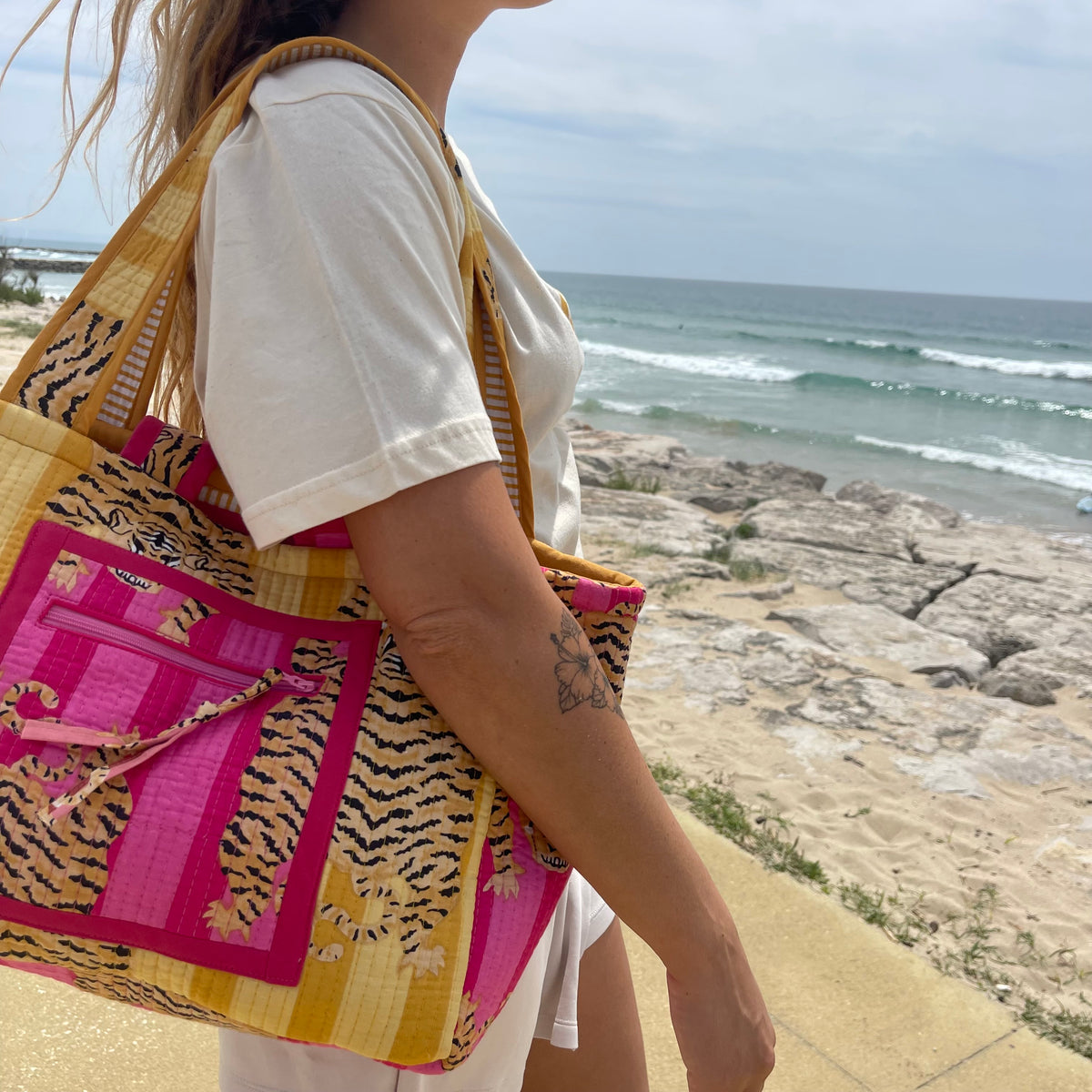 Détail anses longues et courtes, fermeture 3 boutons-pression – cabas Ravi réversible et matelassé fait en France