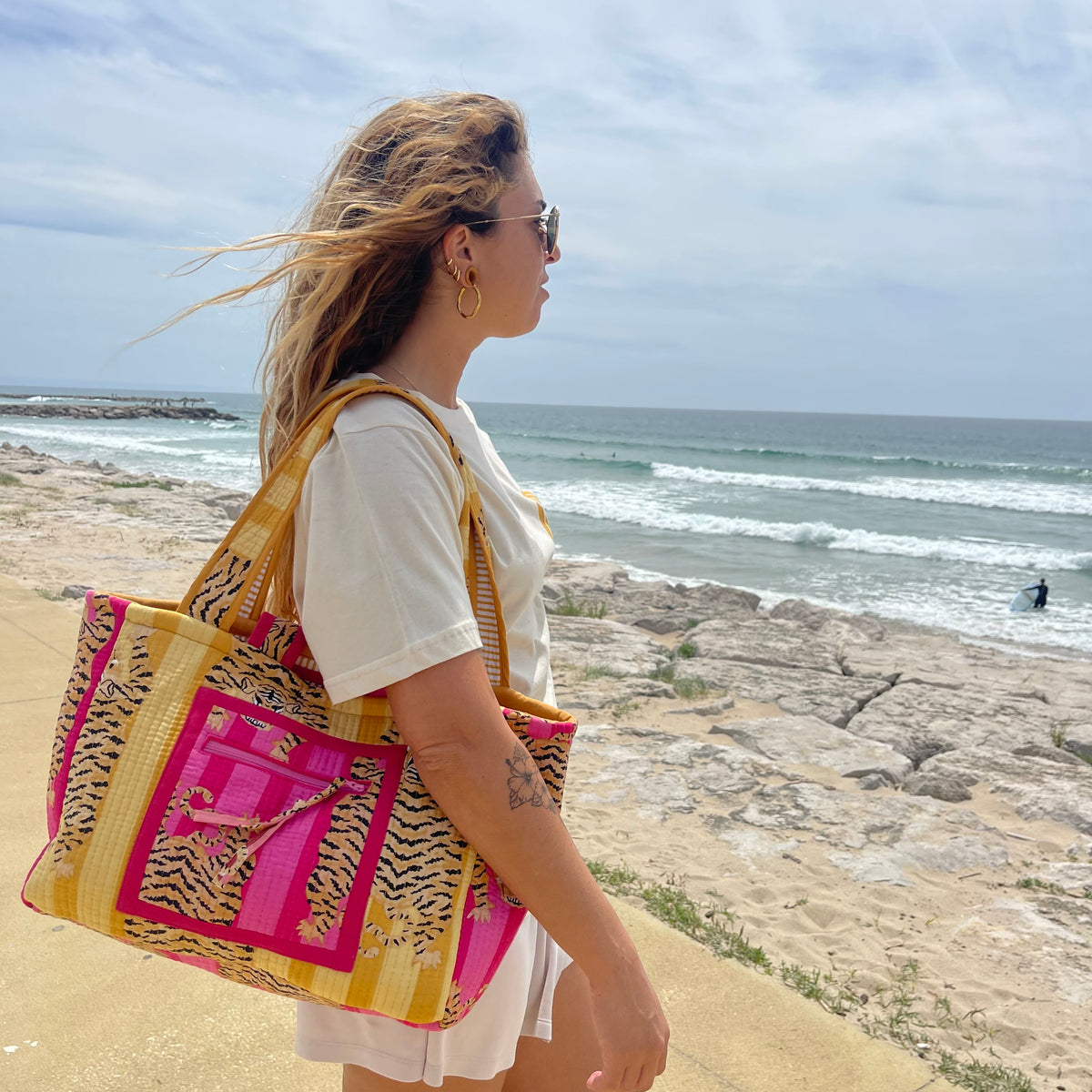 Moyen cabas matelassé et réversible Ravi, marque française Omèna fait en France à la demande, tissu fabriqué en Inde par la technique ancestrale du blockprint