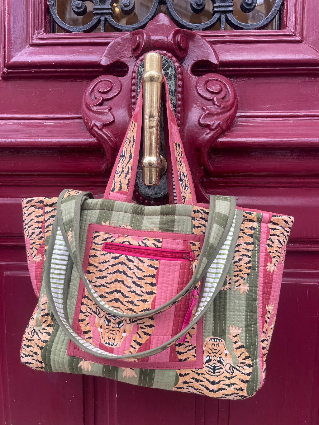 Moyen cabas Ravi, tissu matelassé fabriqué en Inde par la technique ancestrale du blockprint, deux poches zippées, fond déperlant et confection fait en France à la demande