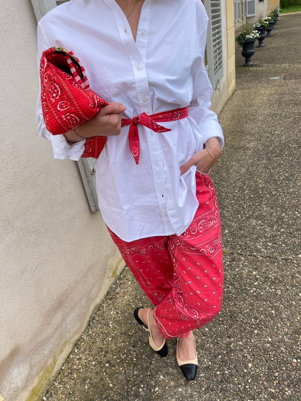pantalon-bandana-rose-de-l-ensemble-pyjama-hari-coton-collection-bandana-bloom-avec-la-maxi-pochette-meera-bandana-rouge
