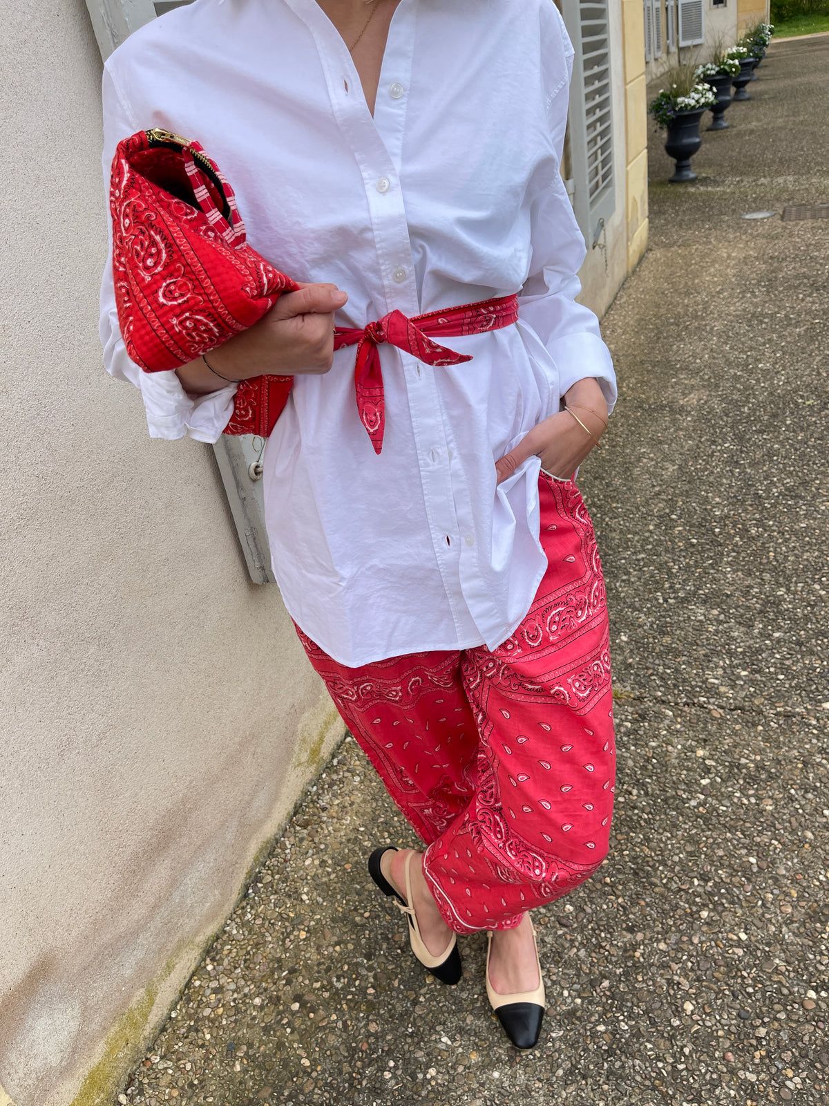 pantalon-bandana-rose-de-l-ensemble-pyjama-hari-coton-collection-bandana-bloom-avec-la-maxi-pochette-meera-bandana-rouge