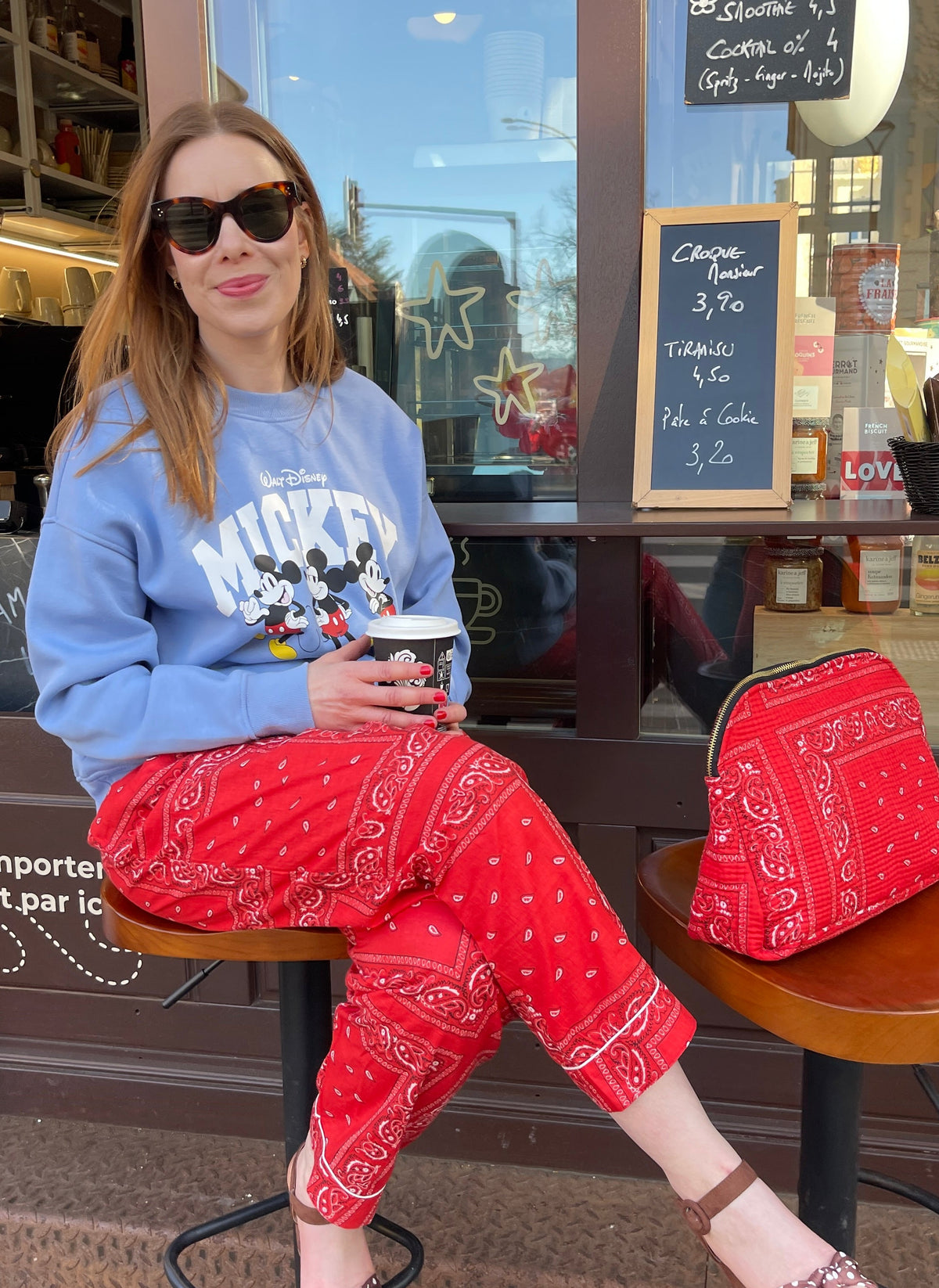 pantalon-bandana-rouge-de-l-ensemble-pyjama-hari-coton-collection-bandana-bloom-avec-la-maxi-pochette-bandana-rouge-meera