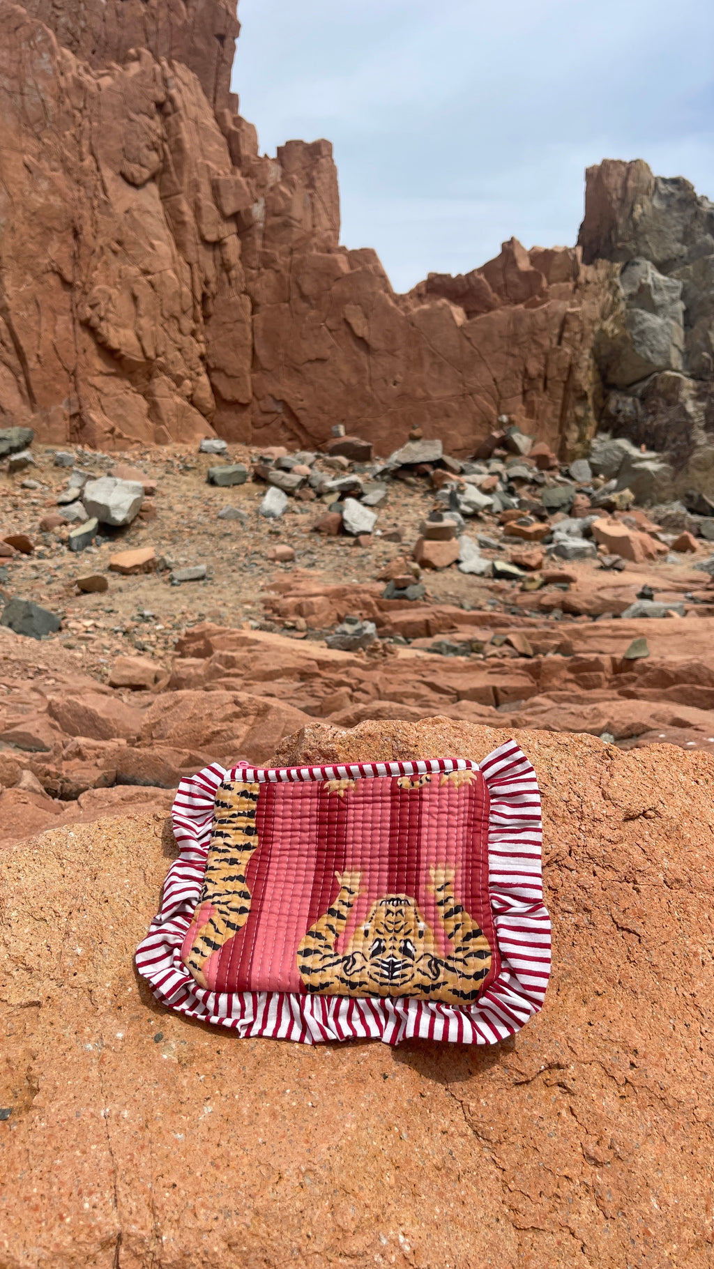 Petite pochette Kali matelassée, motif tigre blockprint, volants rayés, zip, couleurs rose et bordeaux, fabriqué en Inde, série limitée