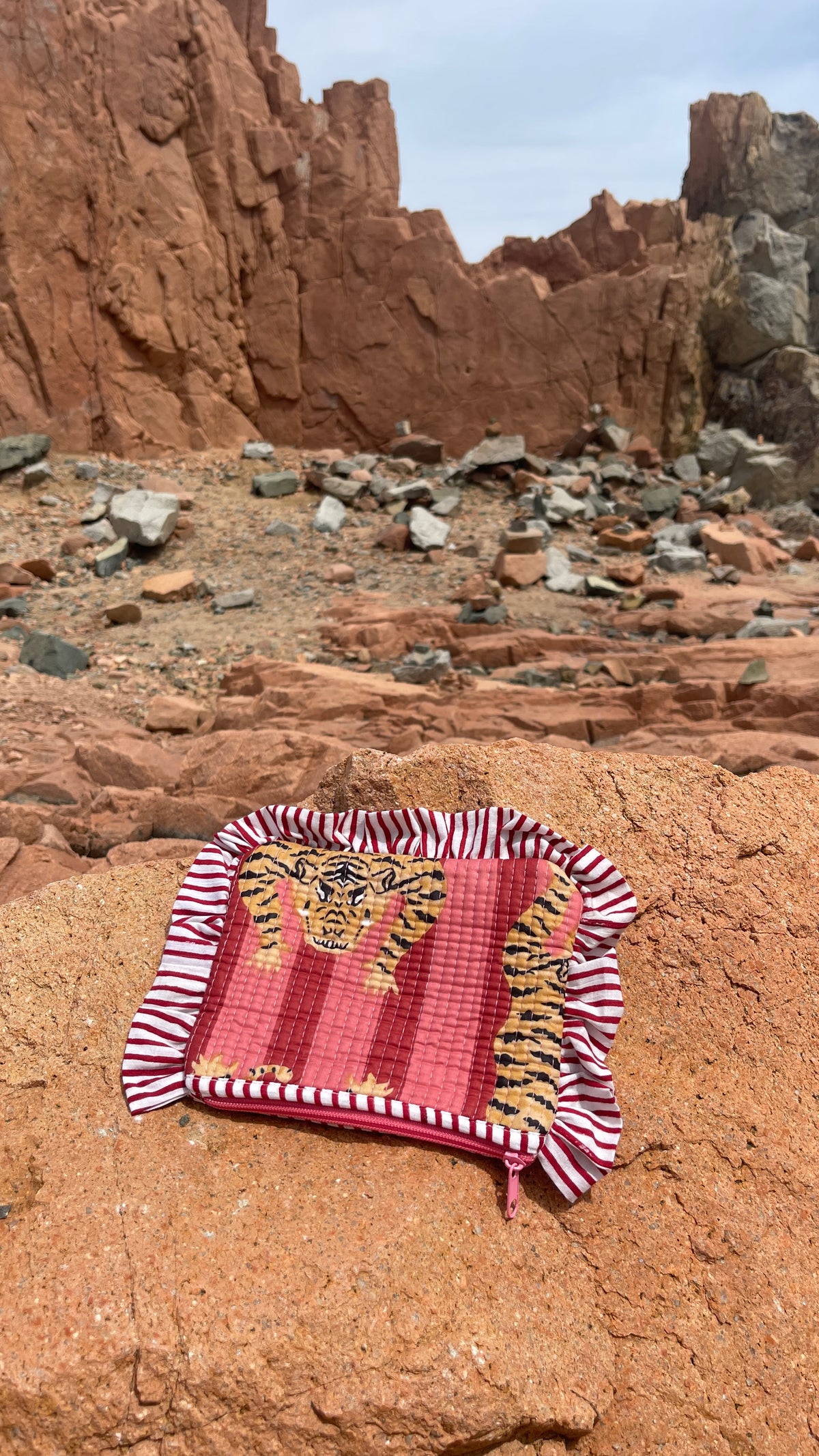 Petite pochette Kali matelassée, motif tigre blockprint, volants rayés, zip, couleurs rose et bordeaux, fabriqué en Inde, marque française Omèna
