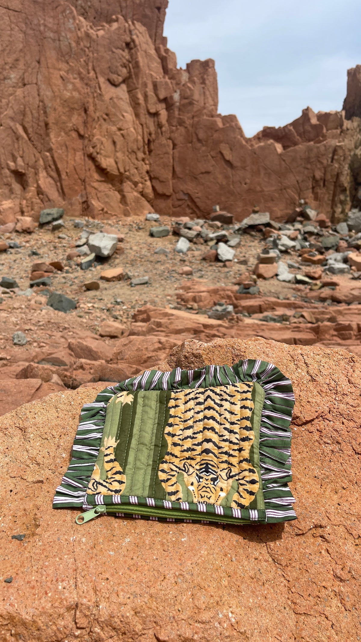 Pochette Kali en coton matelassé et volants à rayures, imprimé à la main et fabriqué en Inde, technique blockprint, format compact, couleurs vert et vert kaki