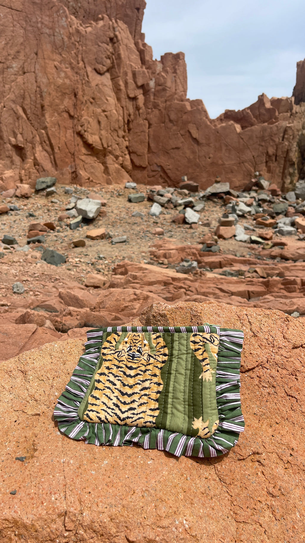 Pochette Kali en coton matelassé et volants à rayures, imprimé à la main et fabriqué en Inde, technique blockprint, format compact, couleurs vert et vert kaki