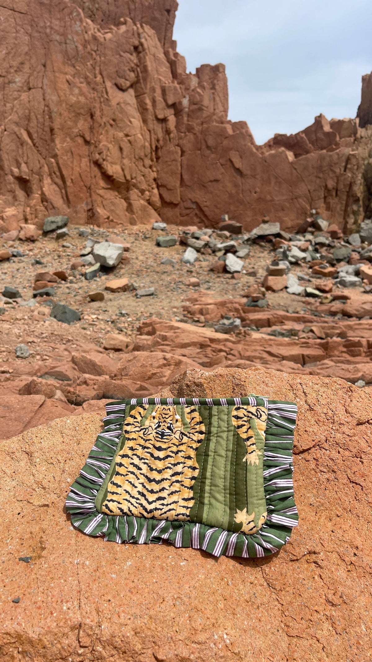 Pochette Kali en coton matelassé et volants à rayures, imprimé à la main et fabriqué en Inde, technique blockprint, format compact, couleurs vert et vert kaki