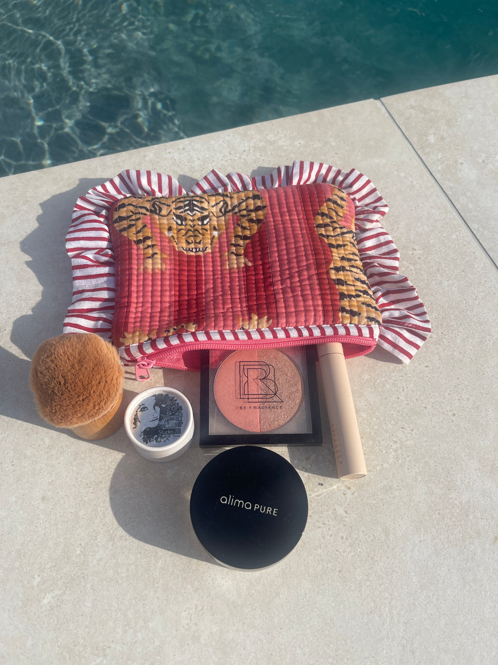 Petite pochette Kali matelassée, motif tigre blockprint, volants rayés, zip, couleurs rose et bordeaux, fabriqué en Inde