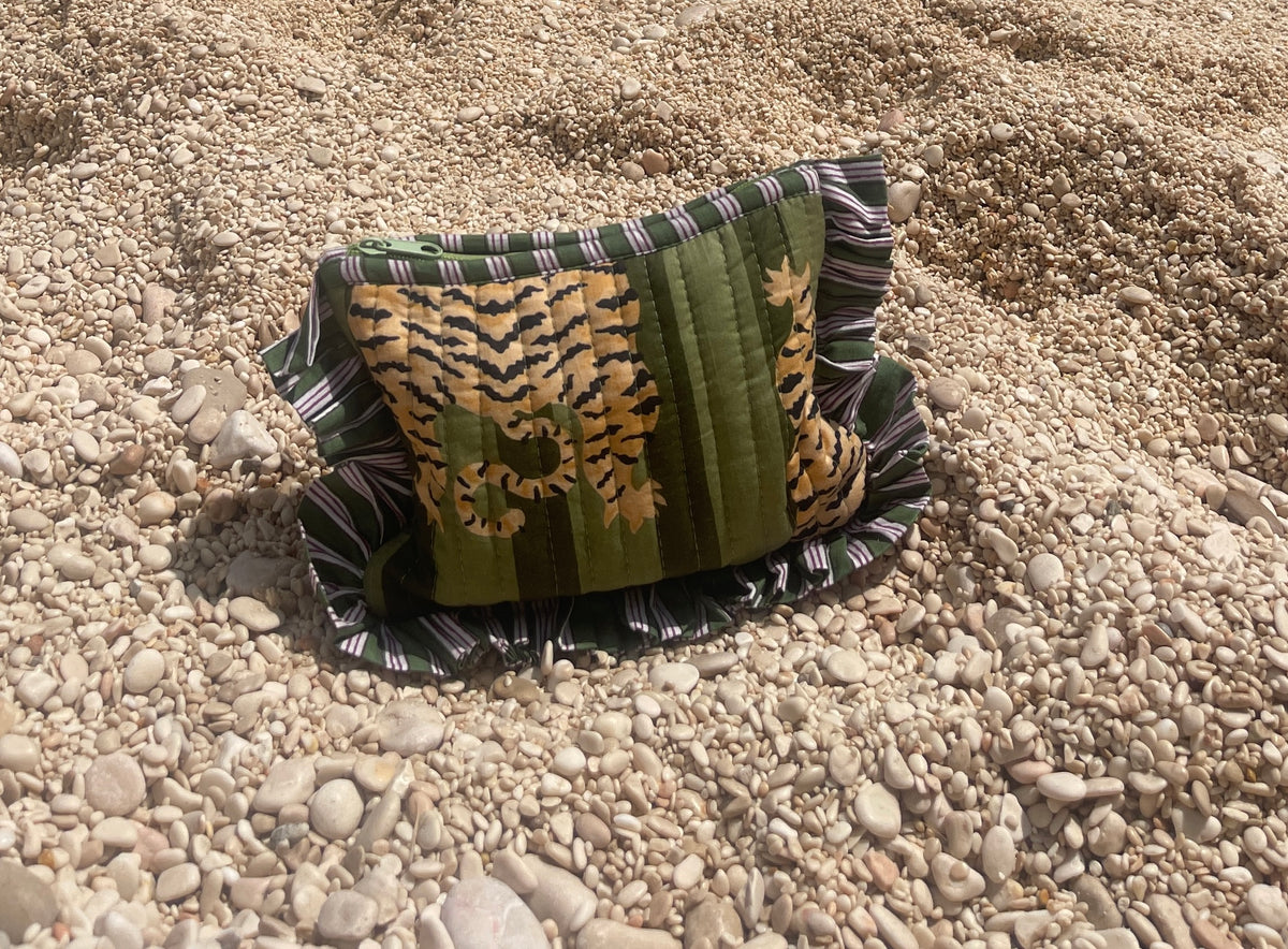 Pochette Kali en coton matelassé et volants à rayures, imprimé à la main et fabriqué en Inde, technique blockprint, format compact, couleurs vert et vert kaki, marque française Omèna